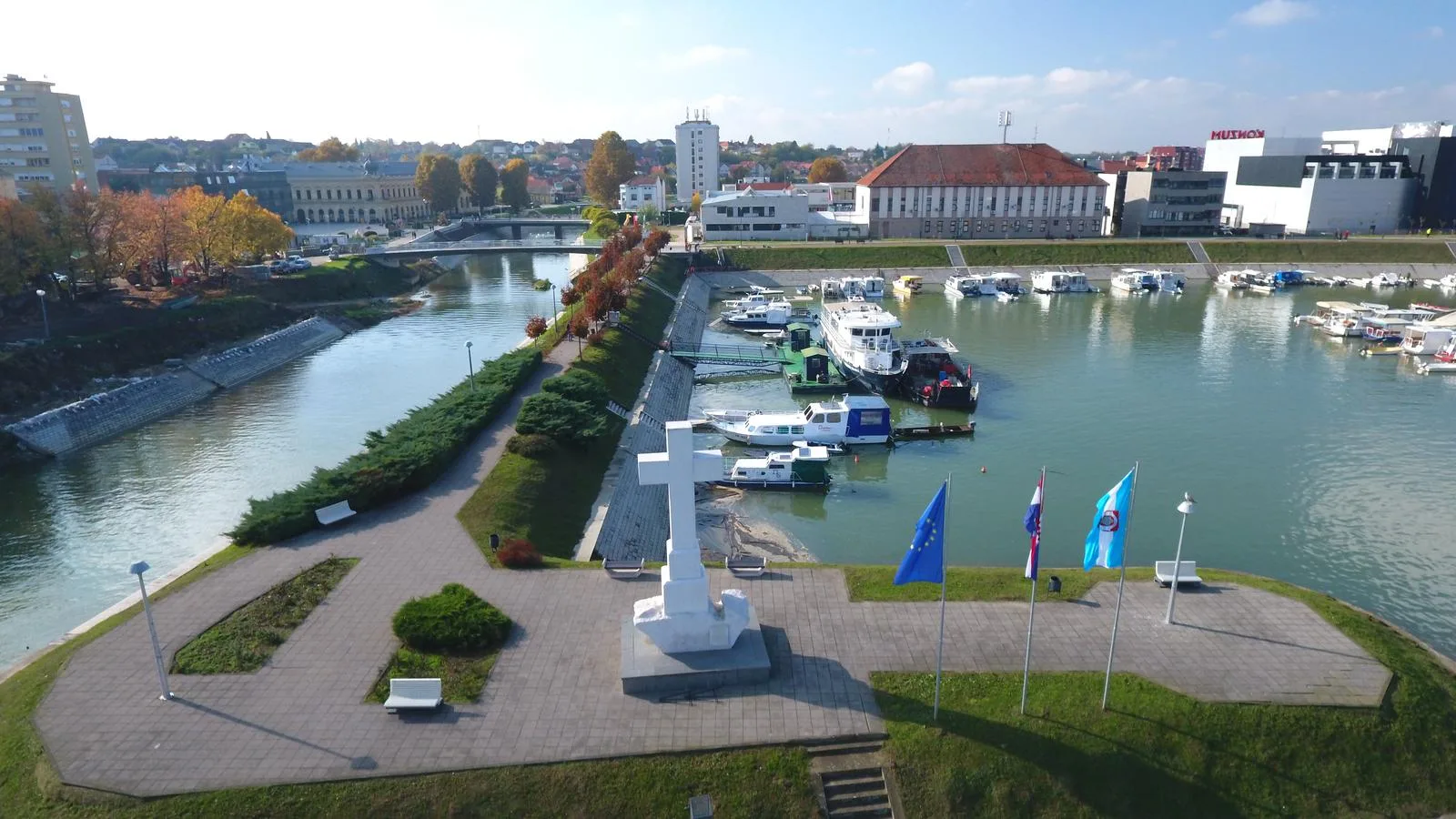 Vukovar: spomen križ na ušću vuke u dunav
